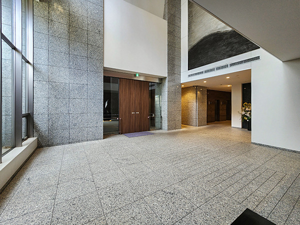 マンションエントランス。マンション内の共用施設も充実しております。