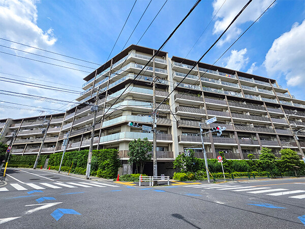 【外観】周辺には生活利便施設や緑豊かな公園が複数あり、子育て環境良好な立地