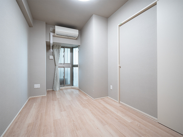 【洋室（６．０帖）】ゆとりのある６帖のお部屋に加え、天井近くまで広がる収納がついております