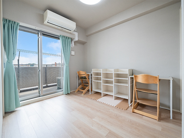 【洋室（約５．０帖）】リビング横の洋室は子ども部屋としてもお使いいただけます。ＷＩＣ付。