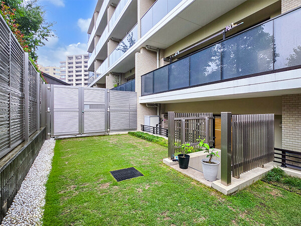 ３４．３１平米の専用庭。マンションでありながら戸建てのような自由さと開放感を享受できます。