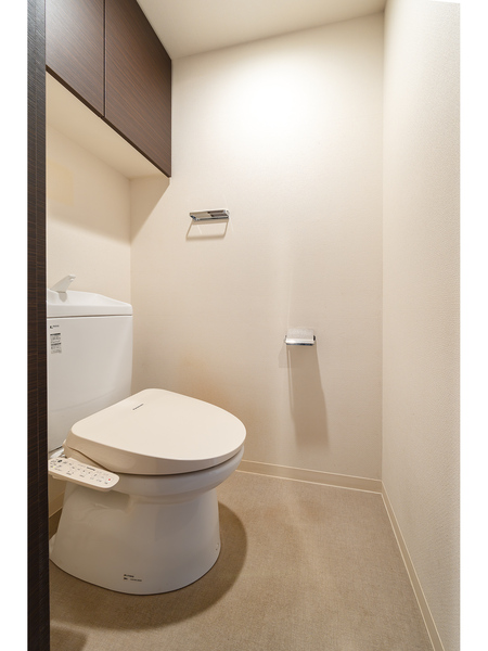 【トイレ】吊戸棚収納を備え、トイレットペーパーや掃除用品の収納にも便利です。