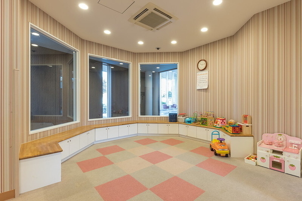 【キッズルーム】様々な遊具を揃え、雨の日でもお子様がのびのびと遊べる場所を完備しています。