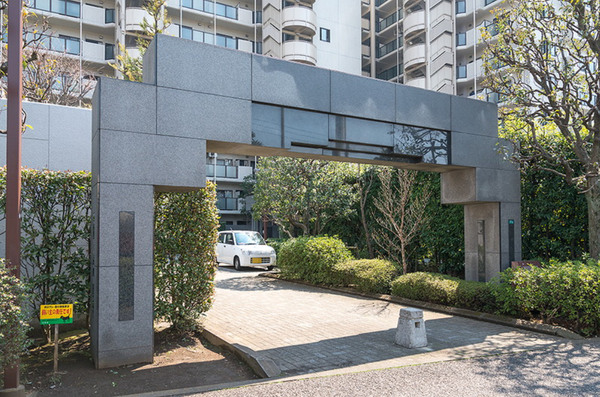 最寄り駅の「花小金井」駅は、急行停車駅のため、通勤・通学に便利です。