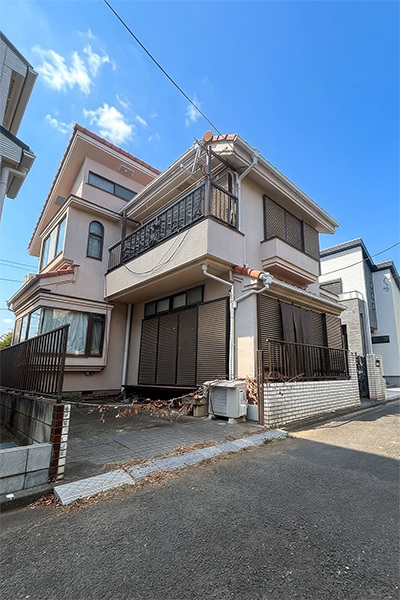 現地土地（２０２６年７月）撮影　〇掲載写真は解体前に撮影したものです。引渡し時は更地となります。