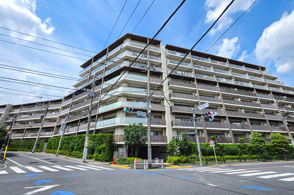 【外観】周辺には生活利便施設や緑豊かな公園が複数あり、子育て環境良好な立地
