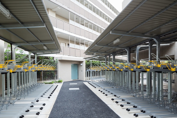 【駐輪場】区画５３５台。電動自転車のレンタルサービスがございます（使用料無料）。