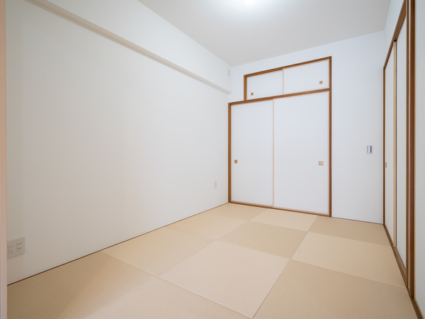 【和室（約５．５帖）】 畳新規交換／畳でクッション性があるため、小さなお子様の遊び場にピッタリです。
