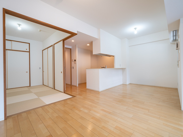 【リビング】 天井高２５８０ｍｍあり、より広い印象を与えます。
