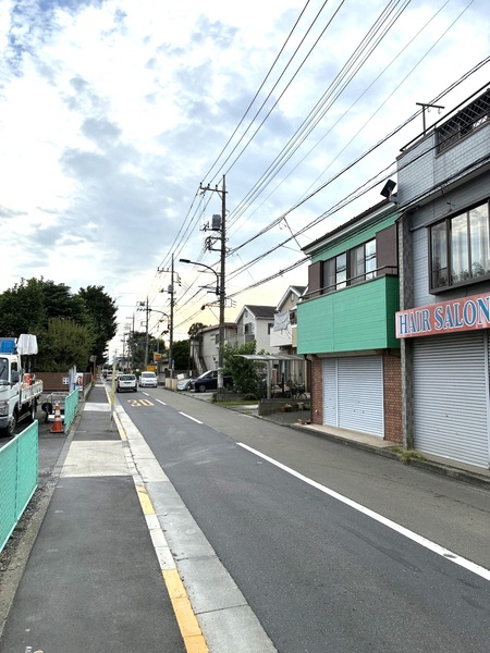前面道路南側約７．２ｍ公道に約９．８ｍ面するため、開放感のある土地。