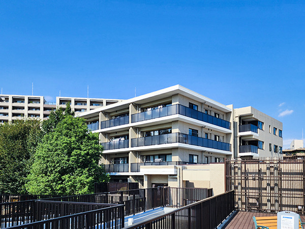 最寄り駅は東西線「落合」駅。駅までは徒歩５分の立地。３駅４路線利用可能。