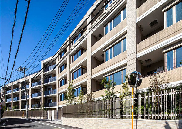 マンションサブエントランス側外観。東中野駅までアクセスし易く、道なりも一本です。