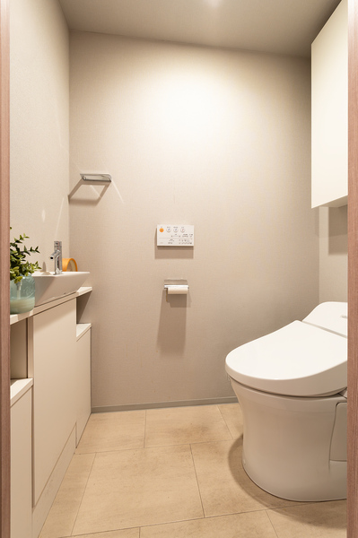 【トイレ】トイレには手洗いカウンターを設置。来客時にも使いやすく、清潔感のある空間