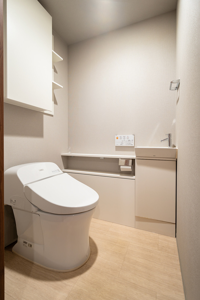 【トイレ】トイレには手洗いカウンターを設置。来客時にも使いやすく、清潔感のある空間