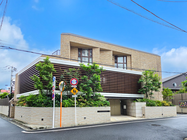 ３駅４路線利用可能。マンション内に保育園、公園、区民センターが隣接しており子育て世代に優しい環境。