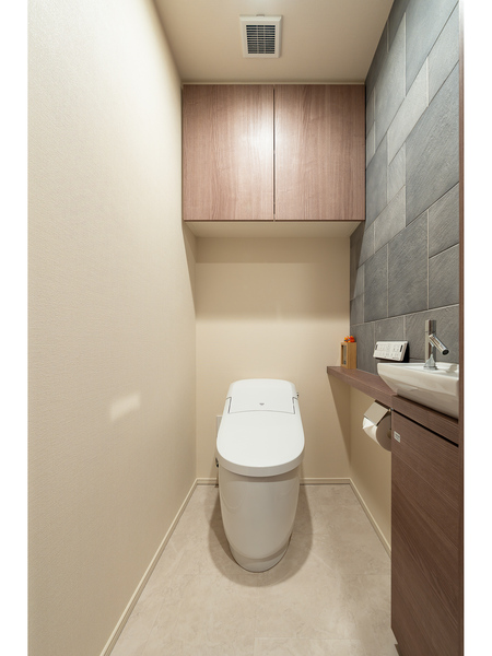 トイレ壁面にはエコカラットが施されており、除湿や脱臭の効果が望めます。
