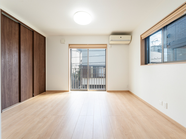 【洋室２（約６．０帖）】南側バルコニーに面しているため、明るい陽光が差し込む居住空間。