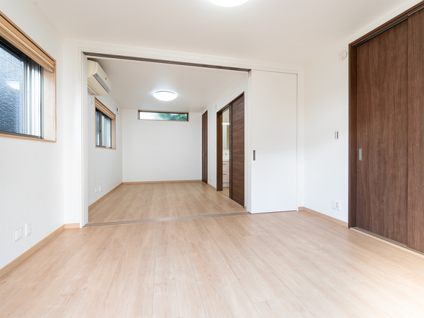 【２階部分】ライフスタイルに合わせて２部屋としても使えるフレキシブルな空間。