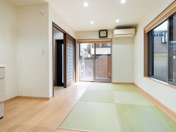 【ＬＤＫ（約９．０帖）】南側公道に面しているため、陽光が差し込む明るい居住空間。