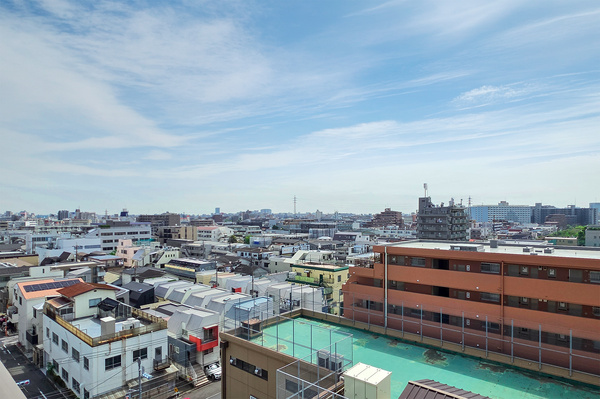 バルコニーから外を見渡すと気持ちのいい景色が広がります。日当たり良好♪