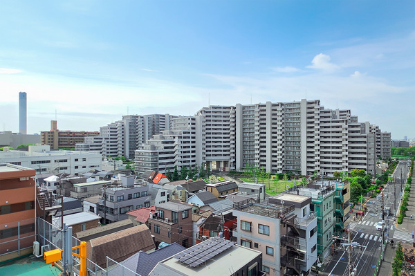南東向きバルコニーからの眺望です。バルコニーは、ＬＤＫと洋室へ続いており、お洗濯にも便利です。