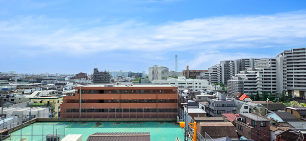 バルコニーからの眺望です。前面に建物が被っていないため開放感があります。