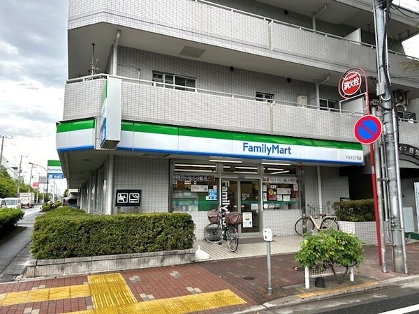 物件から「ファミリーマート下丸子三丁目店」まで約２００ｍ、徒歩３分の立地。