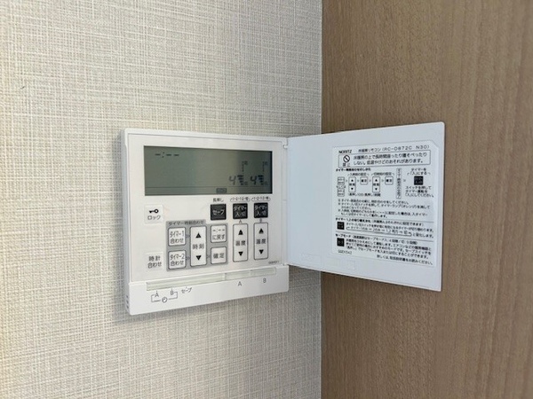 足元から部屋全体をムラなく、心地よく暖めてくれる床暖房をリビング・ダイニングに設置。