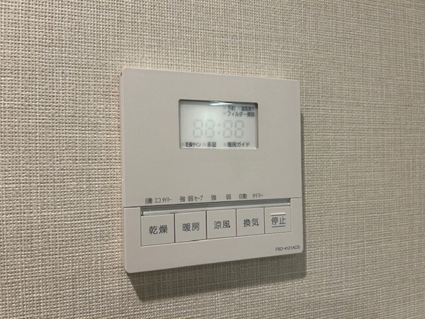 浴室内を乾燥させられるだけでなく、雨の日のお洗濯にも便利な浴室乾燥機付。