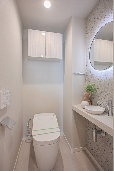 清潔感のあるトイレは、温水洗浄便座一体型。独立型の手洗い器も嬉しいポイントです♪