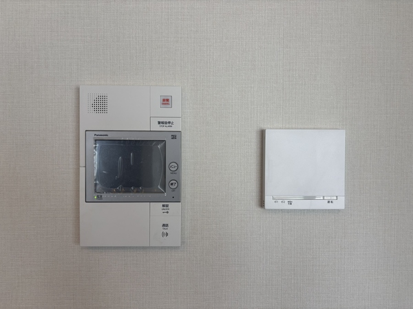 テレビモニター付きインターホンとリビングダイニングの床暖房