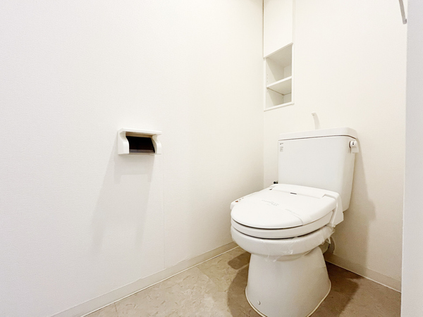 清潔感のあるトイレは、温水洗浄機能付便座採用。