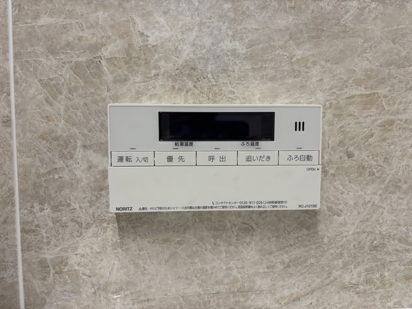 浴室にある給湯器リモコン。