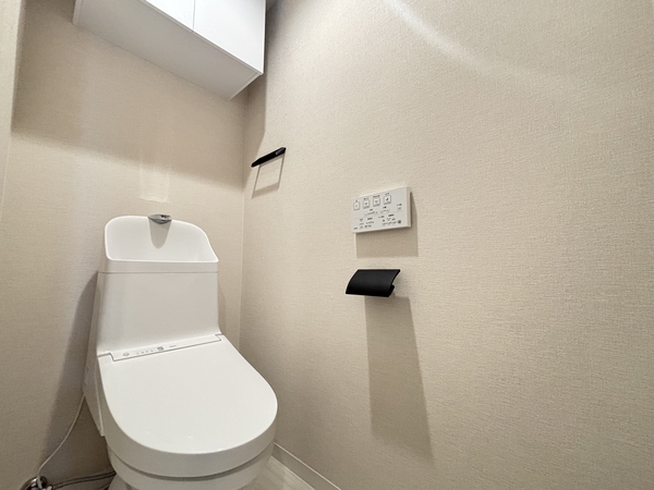【お手洗い】棚にトイレットペーパーや掃除洗剤などの消耗品が収納できて便利です。