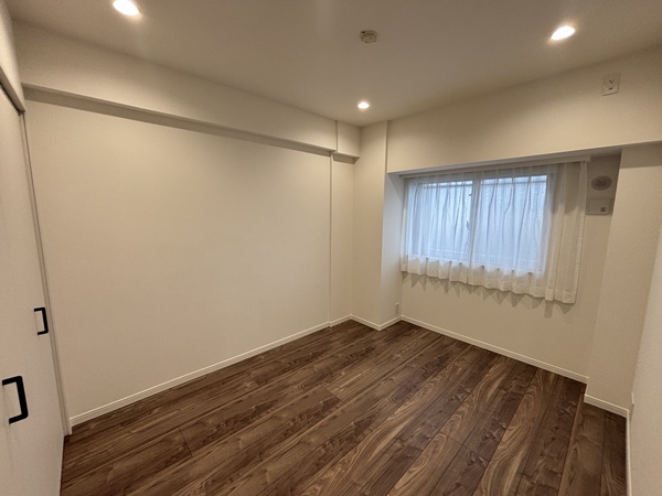 【洋室約５．８帖】豊富な収納力があり、使いやすいお部屋です。