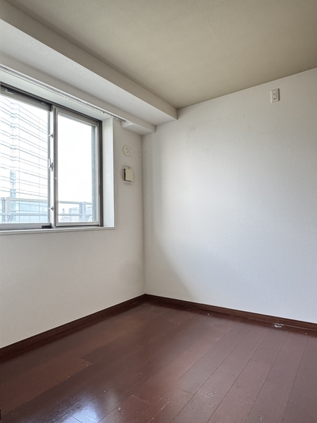 約５帖の洋室。家具の配置のし易い居住空間です。