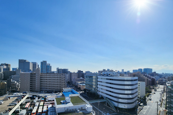 バルコニーから外を見渡すと、気持ちのいい景色が広がります。