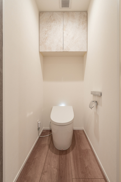 清潔感のあるトイレは、ウォシュレット付タンクレストイレ採用。