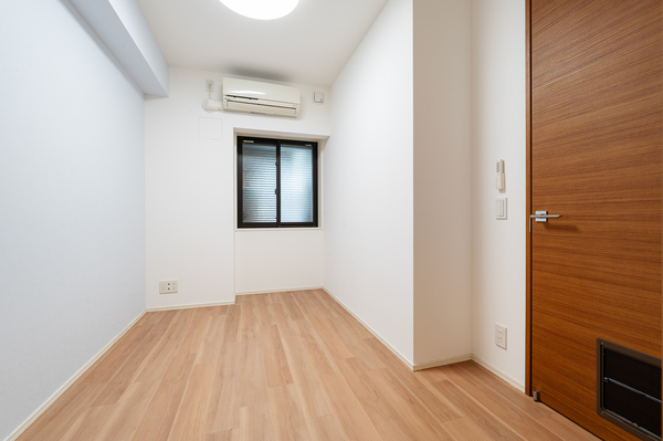 洋室約５．０帖は独立性を高めたお部屋。たっぷりの収納も配備しており、スッキリとした居住空間に。