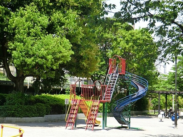 物件から「大井水神公園」まで約２０ｍ、徒歩１分の距離。