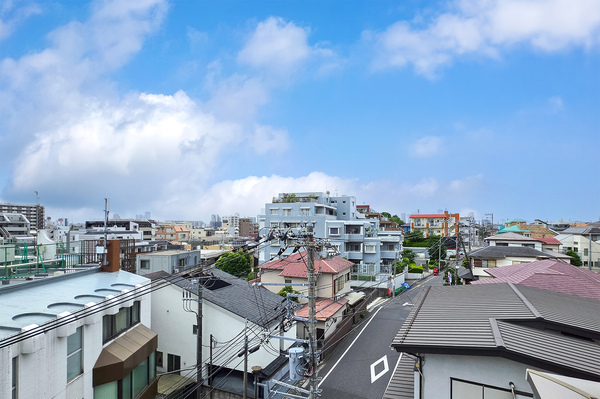 晴れた日には、バルコニーから外を見渡すと気持ちのいい景色が広がります。