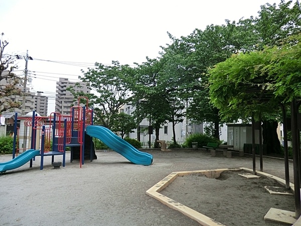 物件から「久が原南台児童公園」まで約２５０ｍ、徒歩４分の距離。