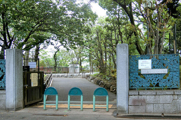 物件から「千鳥いこい公園」まで約３２０ｍ、徒歩４分の距離。