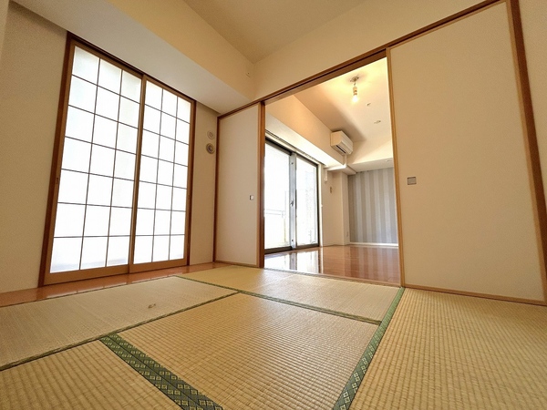 リビングに隣接した和室がございます。閉じれば独立した部屋ができ、臨機応変に使えるのがポイント。