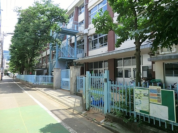物件から「品川区立山中小学校」まで約５４０ｍ、徒歩７分の距離。