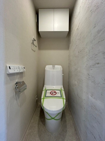 清潔感のあるトイレは、消耗品が収納できる吊戸棚付きで便利です。