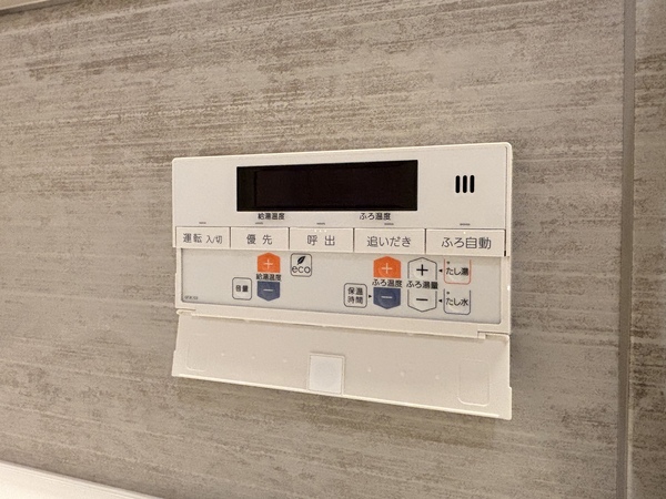 【給湯設備】湯はり、ふろ自動、ふろ温度設定が可能です。