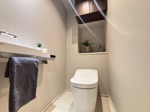 【トイレ】清潔感のあるトイレは、小手洗い器付きです。