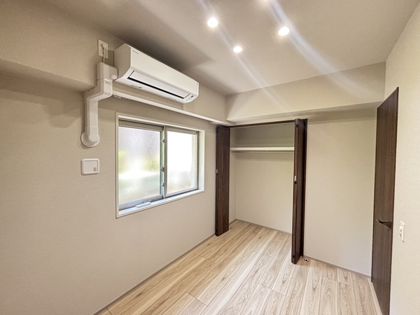 【洋室５帖※中央のお部屋】柱の出っ張りが少なく、家具の配置がしやすい構造です。