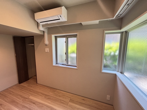 【洋室５帖※北側のお部屋】北側角のお部屋につき窓が多く、開放的な印象がございます。